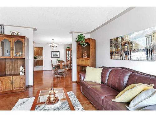 42 Gilbert Crescent, Red Deer, AB - Indoor Photo Showing Living Room