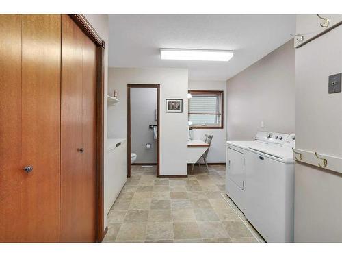 42 Gilbert Crescent, Red Deer, AB - Indoor Photo Showing Laundry Room