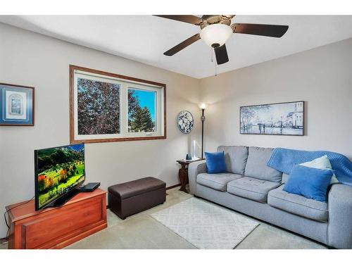 42 Gilbert Crescent, Red Deer, AB - Indoor Photo Showing Living Room