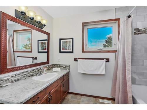 42 Gilbert Crescent, Red Deer, AB - Indoor Photo Showing Bathroom