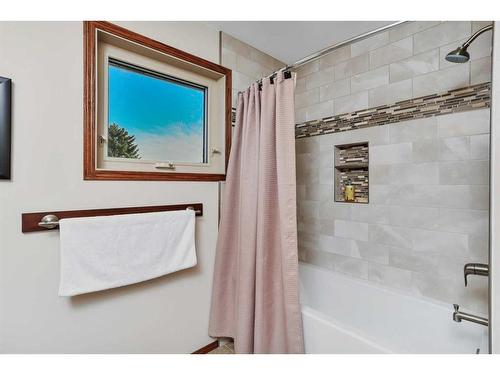 42 Gilbert Crescent, Red Deer, AB - Indoor Photo Showing Bathroom