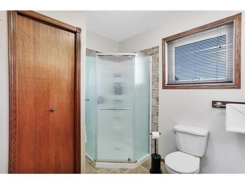 42 Gilbert Crescent, Red Deer, AB - Indoor Photo Showing Bathroom