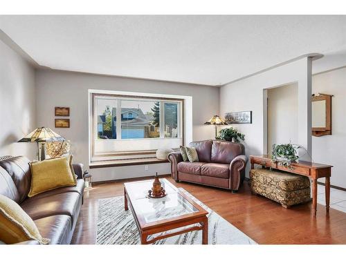 42 Gilbert Crescent, Red Deer, AB - Indoor Photo Showing Living Room