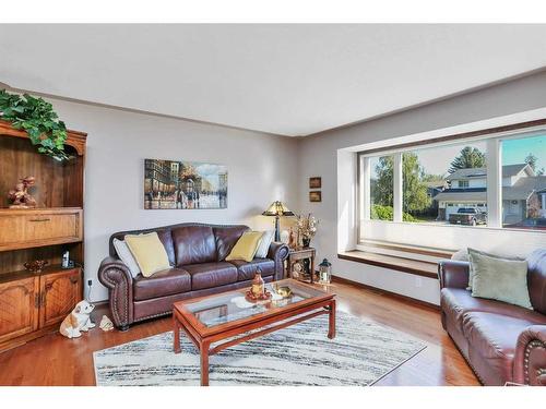 42 Gilbert Crescent, Red Deer, AB - Indoor Photo Showing Living Room