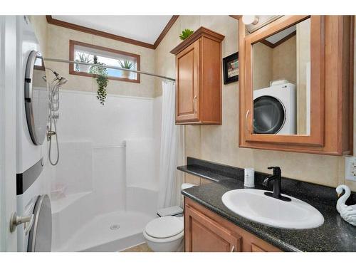 140-10032 Township Road 422, Rural Ponoka County, AB - Indoor Photo Showing Bathroom