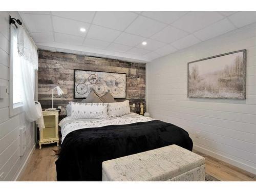 140-10032 Township Road 422, Rural Ponoka County, AB - Indoor Photo Showing Bedroom