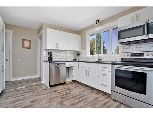 4608 50 Avenue, Bentley, AB - Indoor Photo Showing Kitchen