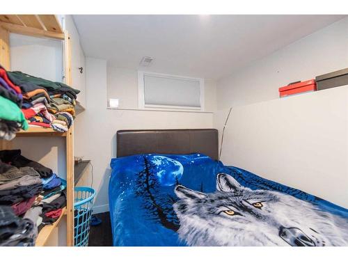 5920 51 Avenue, Red Deer, AB - Indoor Photo Showing Bedroom