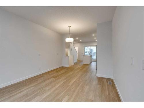 8494 19 Avenue Se, Calgary, AB - Indoor Photo Showing Other Room