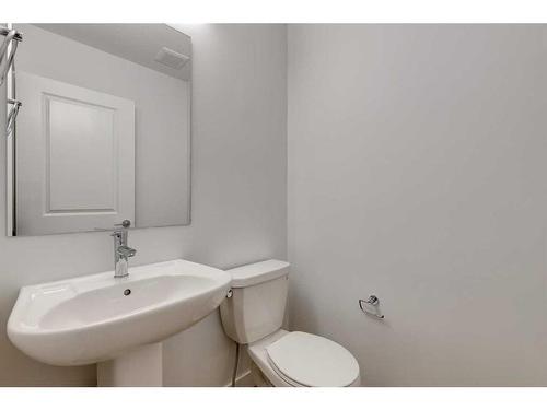 8494 19 Avenue Se, Calgary, AB - Indoor Photo Showing Bathroom