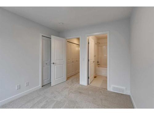 8494 19 Avenue Se, Calgary, AB - Indoor Photo Showing Other Room