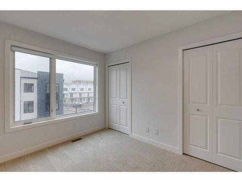 8494 19 Avenue Se, Calgary, AB - Indoor Photo Showing Other Room