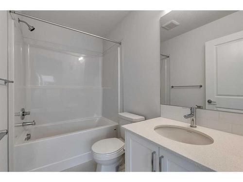 8494 19 Avenue Se, Calgary, AB - Indoor Photo Showing Bathroom