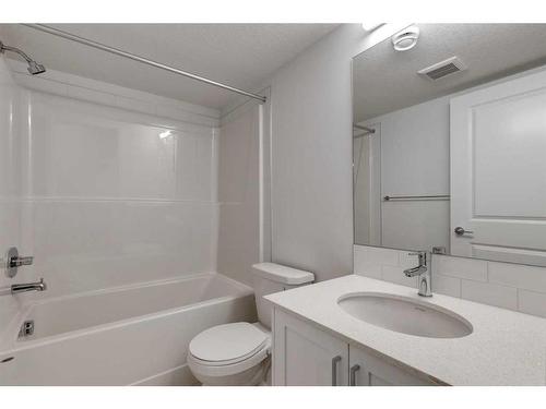 8494 19 Avenue Se, Calgary, AB - Indoor Photo Showing Bathroom