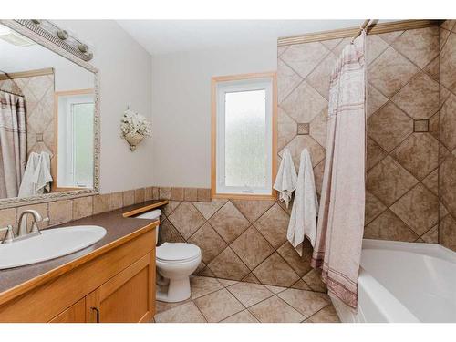 21-39233 Range Road 271, Rural Red Deer County, AB - Indoor Photo Showing Bathroom