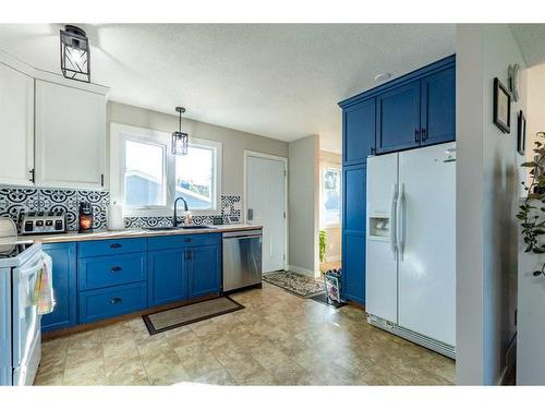 4205 63 Street, Stettler, AB - Indoor Photo Showing Kitchen