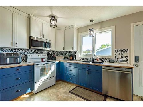 4205 63 Street, Stettler, AB - Indoor Photo Showing Kitchen With Double Sink