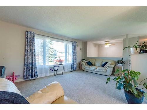 4205 63 Street, Stettler, AB - Indoor Photo Showing Living Room