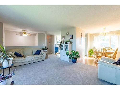 4205 63 Street, Stettler, AB - Indoor Photo Showing Living Room