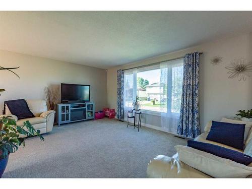 4205 63 Street, Stettler, AB - Indoor Photo Showing Living Room