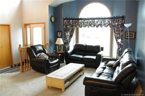 5606 46 Avenue West, Forestburg, AB - Indoor Photo Showing Living Room