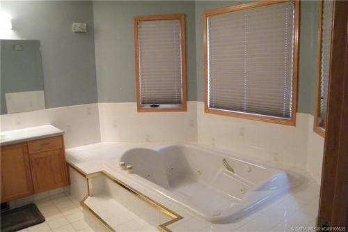 5606 46 Avenue West, Forestburg, AB - Indoor Photo Showing Bathroom