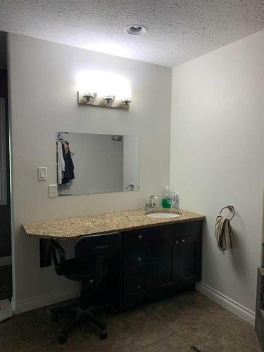 4334 49 Street, Hardisty, AB - Indoor Photo Showing Bathroom