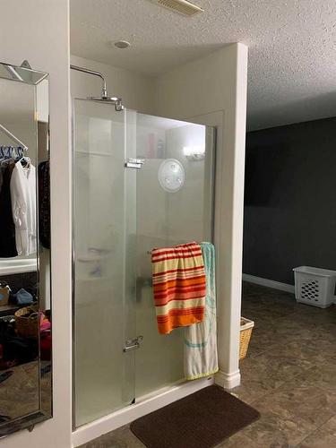 4334 49 Street, Hardisty, AB - Indoor Photo Showing Bathroom