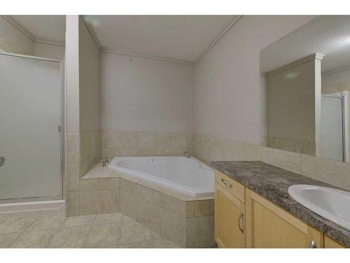 404-5601 Kerry Wood Drive, Red Deer, AB - Indoor Photo Showing Bathroom