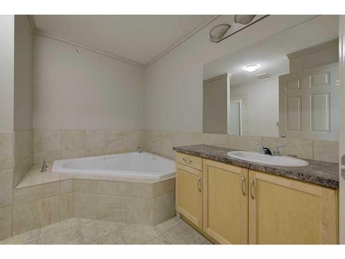 404-5601 Kerry Wood Drive, Red Deer, AB - Indoor Photo Showing Bathroom