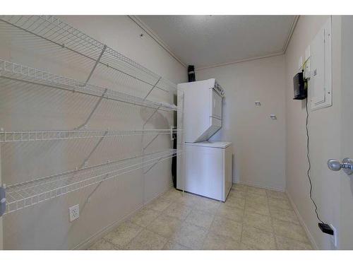 404-5601 Kerry Wood Drive, Red Deer, AB - Indoor Photo Showing Laundry Room