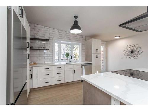 3931 38 Avenue, Red Deer, AB - Indoor Photo Showing Kitchen