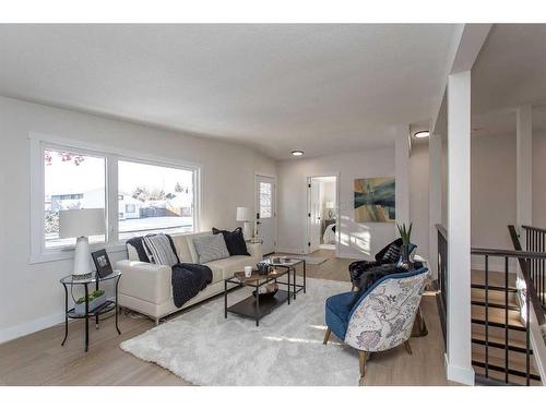 3931 38 Avenue, Red Deer, AB - Indoor Photo Showing Living Room