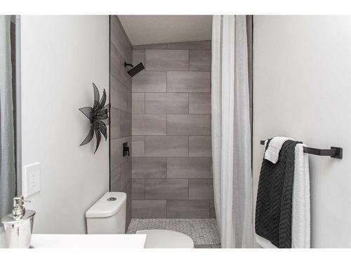 3931 38 Avenue, Red Deer, AB - Indoor Photo Showing Bathroom