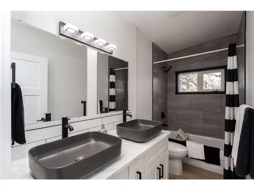 3931 38 Avenue, Red Deer, AB - Indoor Photo Showing Bathroom