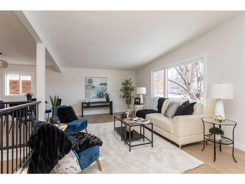 3931 38 Avenue, Red Deer, AB - Indoor Photo Showing Living Room