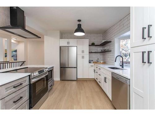 3931 38 Avenue, Red Deer, AB - Indoor Photo Showing Kitchen With Stainless Steel Kitchen With Upgraded Kitchen