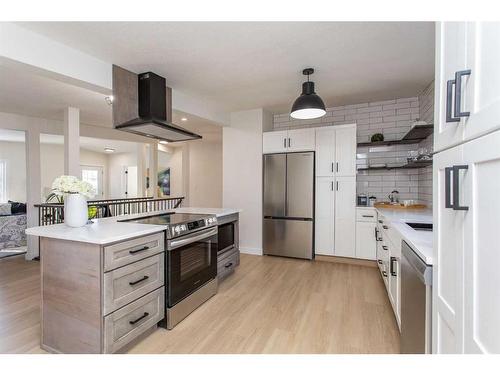 3931 38 Avenue, Red Deer, AB - Indoor Photo Showing Kitchen With Stainless Steel Kitchen With Upgraded Kitchen