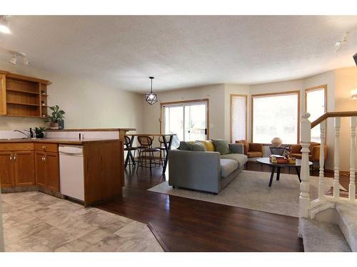 5015 48 Street, Sylvan Lake, AB - Indoor Photo Showing Living Room