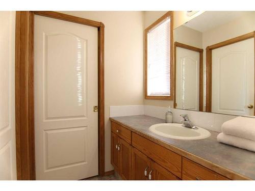 5015 48 Street, Sylvan Lake, AB - Indoor Photo Showing Bathroom