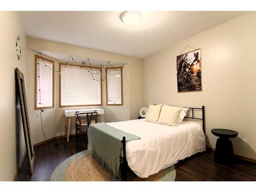 5015 48 Street, Sylvan Lake, AB - Indoor Photo Showing Bedroom