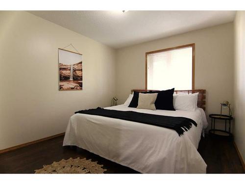 5015 48 Street, Sylvan Lake, AB - Indoor Photo Showing Bedroom