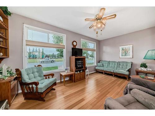 16 Cameron Crescent, Red Deer, AB - Indoor Photo Showing Living Room