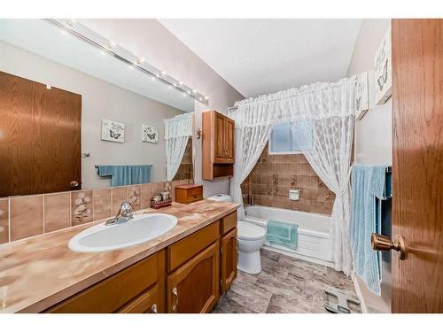 16 Cameron Crescent, Red Deer, AB - Indoor Photo Showing Bathroom