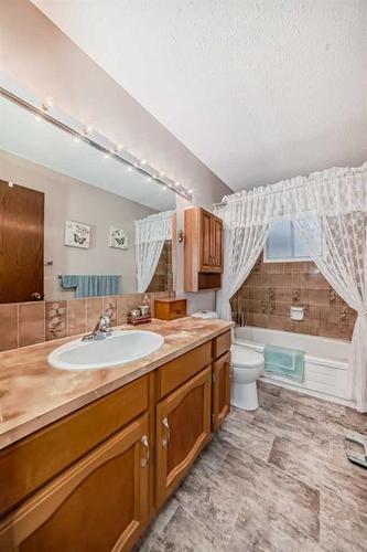 16 Cameron Crescent, Red Deer, AB - Indoor Photo Showing Bathroom