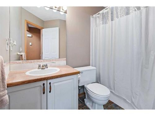 101-5510 Kerry Wood Drive, Red Deer, AB - Indoor Photo Showing Bathroom