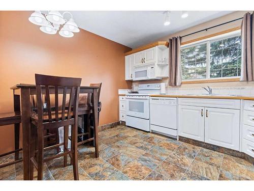 101-5510 Kerry Wood Drive, Red Deer, AB - Indoor Photo Showing Kitchen