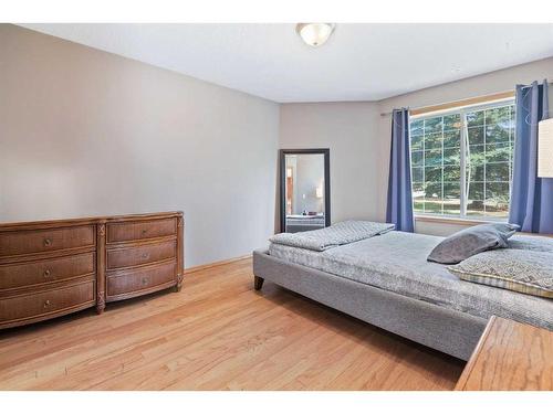 101-5510 Kerry Wood Drive, Red Deer, AB - Indoor Photo Showing Bedroom