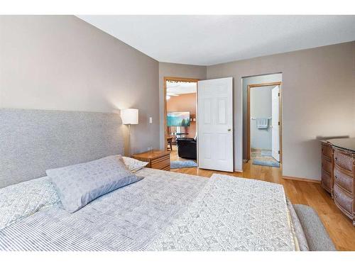 101-5510 Kerry Wood Drive, Red Deer, AB - Indoor Photo Showing Bedroom