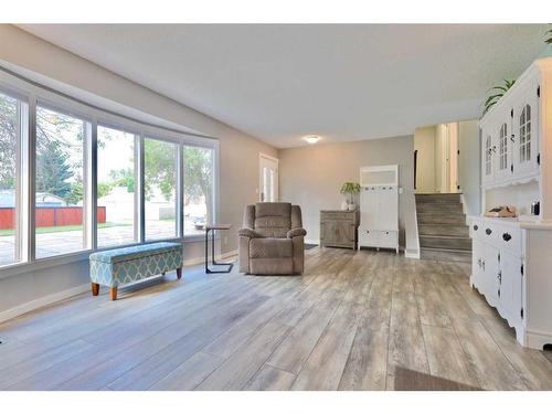 6406 35 Avenue, Camrose, AB - Indoor Photo Showing Living Room